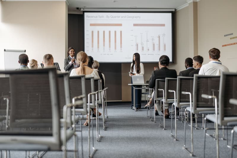 Seminarraum mit Präsentation und Teilnehmenden