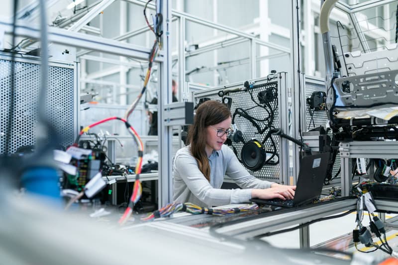 Ingenieurin arbeitet an einer technischen Anlage