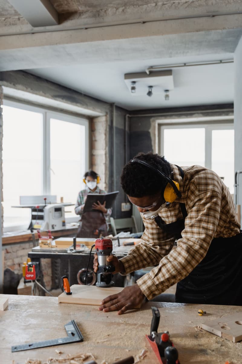 Handwerker mit Gehörschutz bei konzentrierter Arbeit
